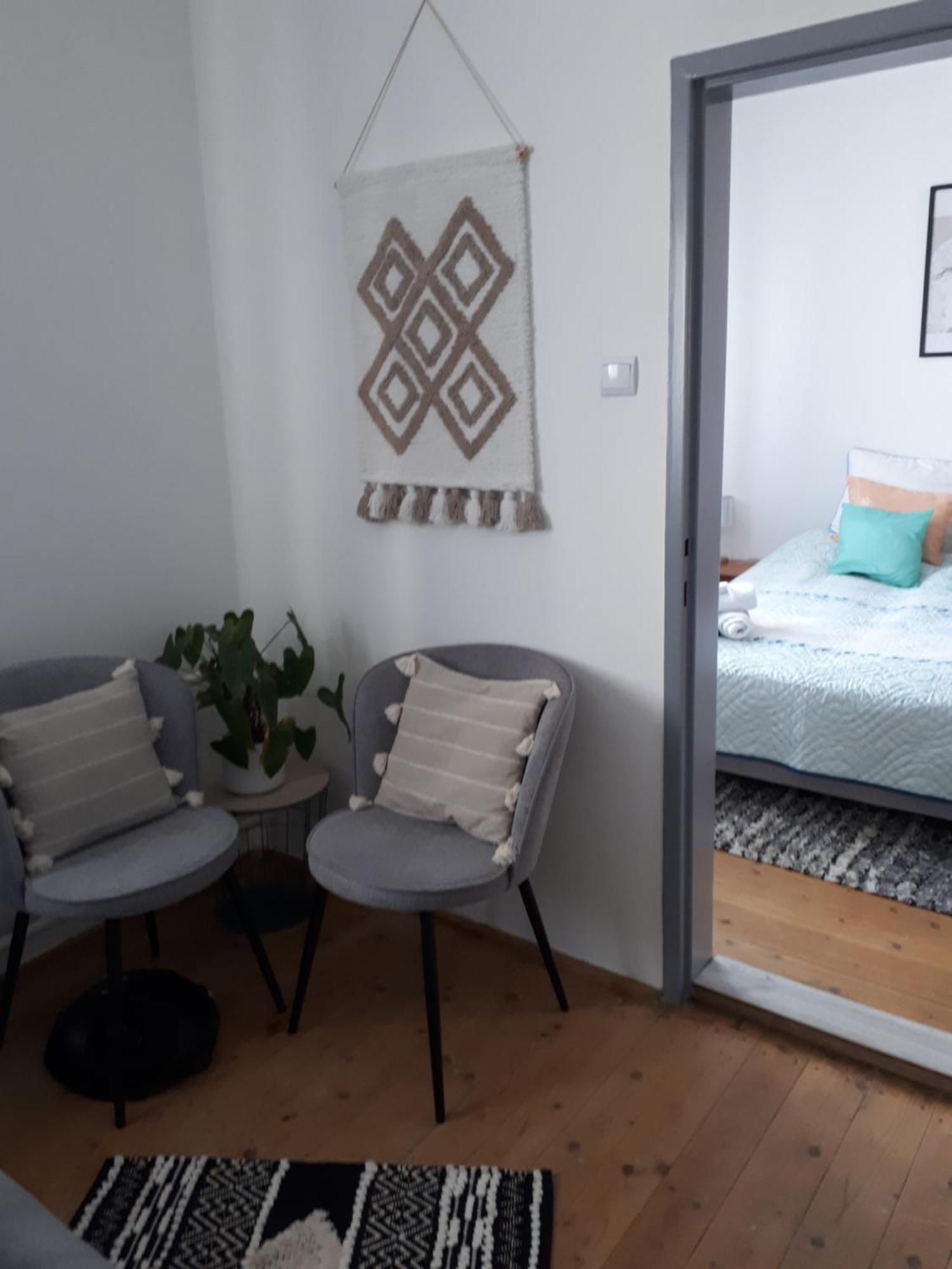 Cozy Town Center Retreat Apartment โคมาร์โน ภายนอก รูปภาพ