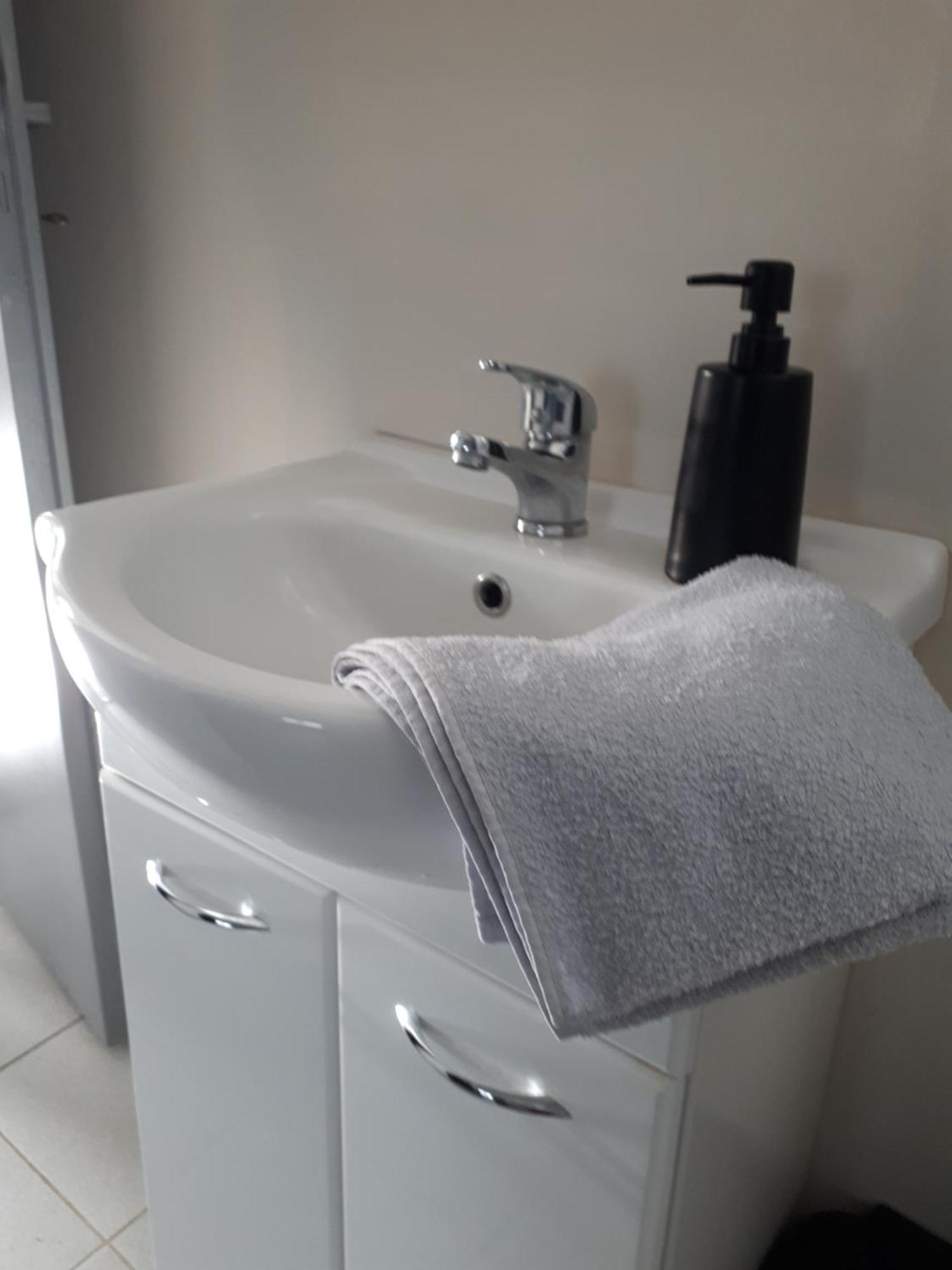 Cozy Town Center Retreat Apartment โคมาร์โน ภายนอก รูปภาพ