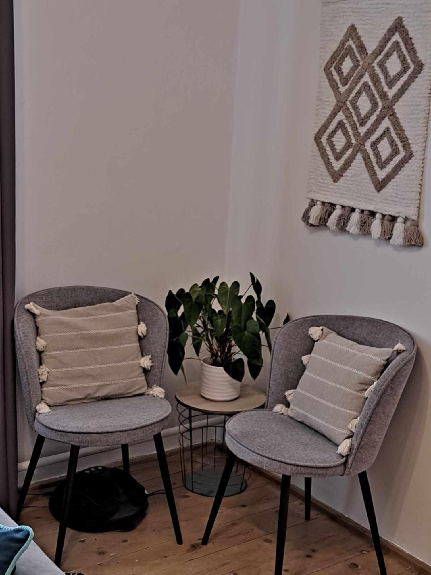 Cozy Town Center Retreat Apartment โคมาร์โน ภายนอก รูปภาพ