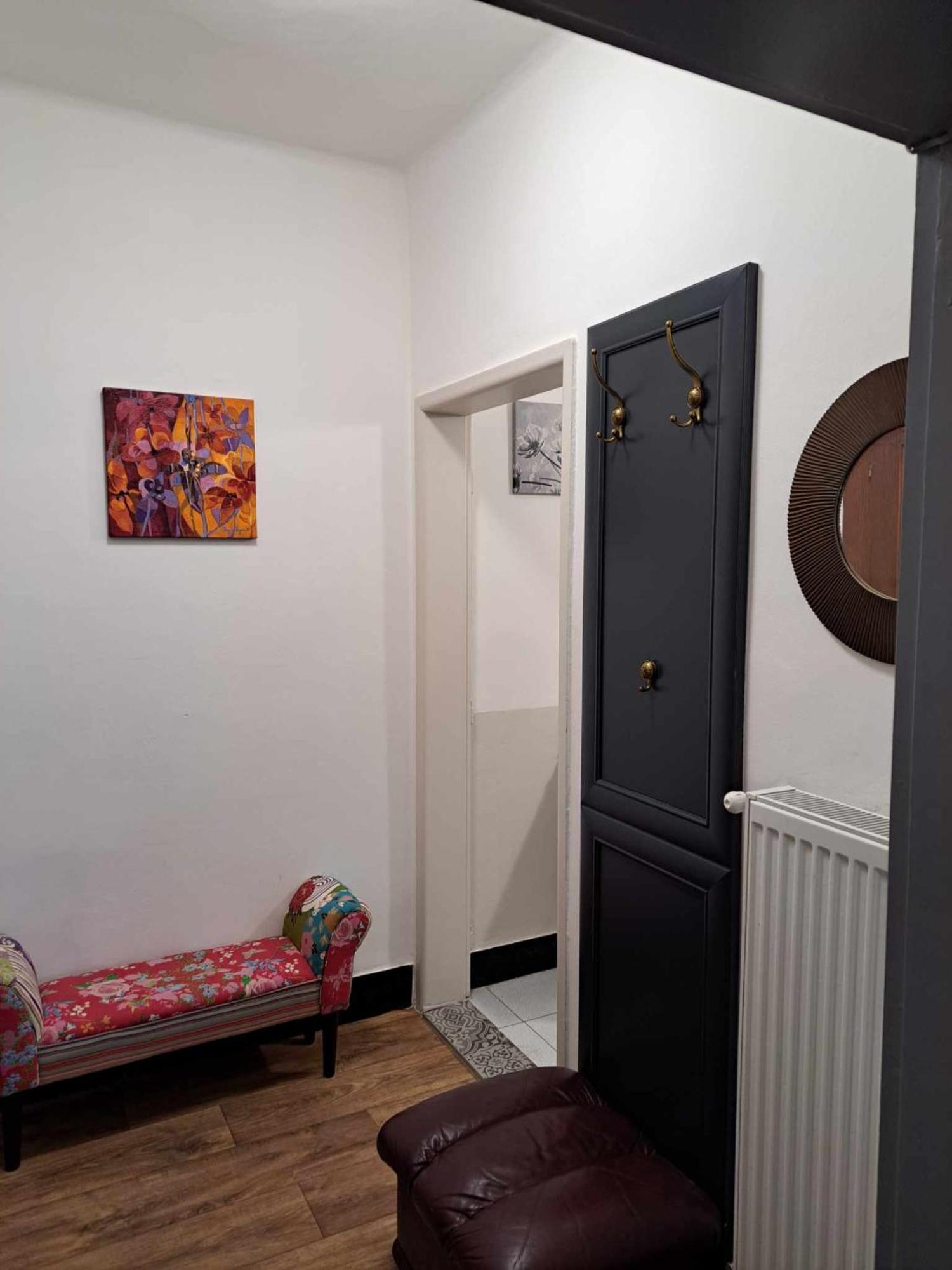 Cozy Town Center Retreat Apartment โคมาร์โน ภายนอก รูปภาพ